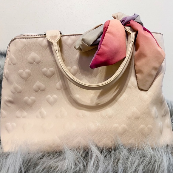 Betsey Johnson  "Sand" Heart Embossed Satchel Purse Bag - Picture 2 of 9